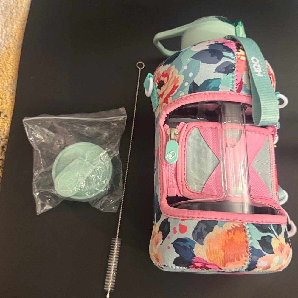 NEW H2O Capsule 2.2L Half Gallon Water Bottle with sleeve teal floral bloom